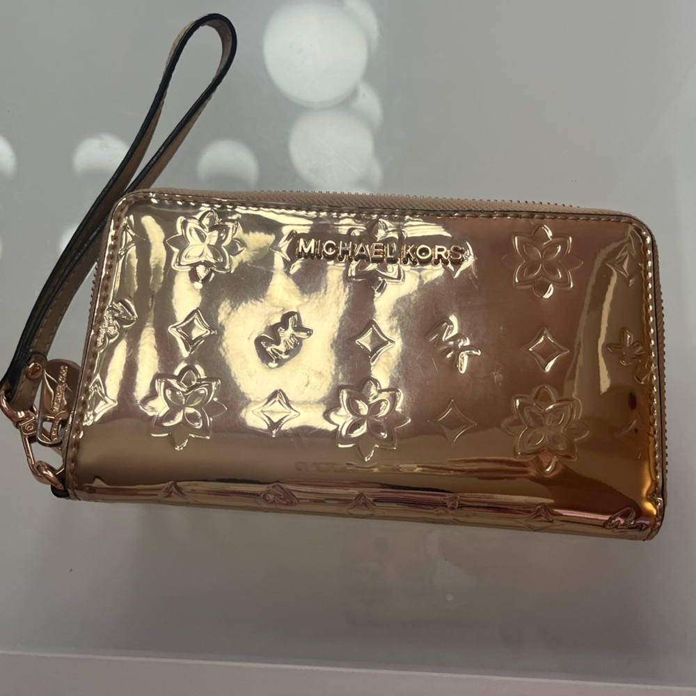 MICHALE KORS ROSE GOLD WALLET/WRISTLET